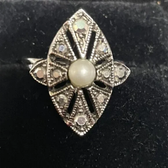 Sarah Coventry Silver Tone Rhinestone Pearl Size 7.5 Adjustable Cocktail Ring - Picture 7 of 7